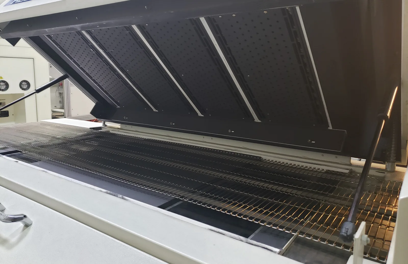 Heller Reflow Oven 988C Excellent Condition Fully Functional reflow ovens view 2